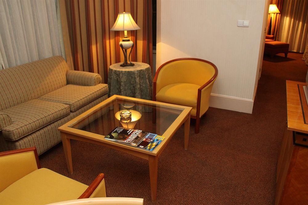 Ramada Plaza Astana Hotel Bagian luar foto