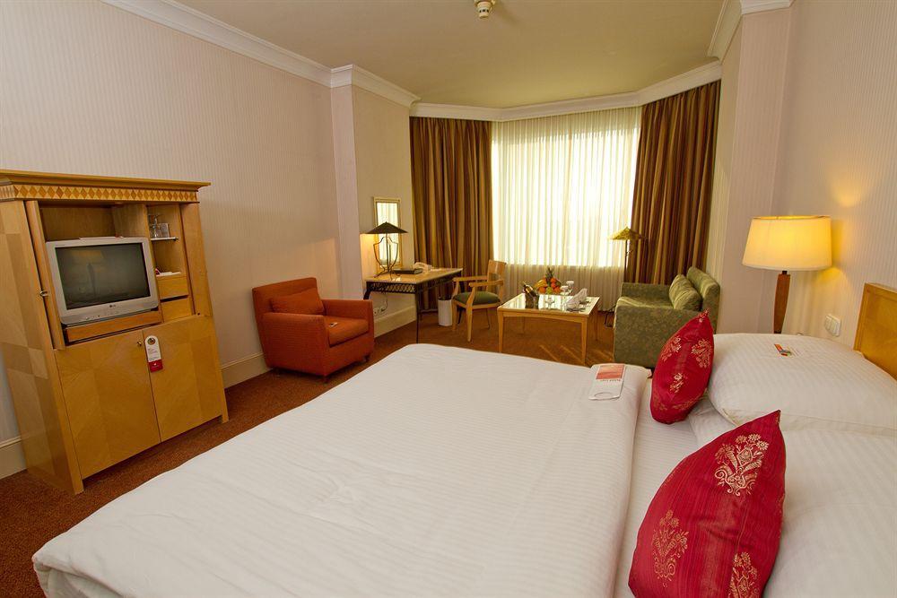 Ramada Plaza Astana Hotel Bagian luar foto