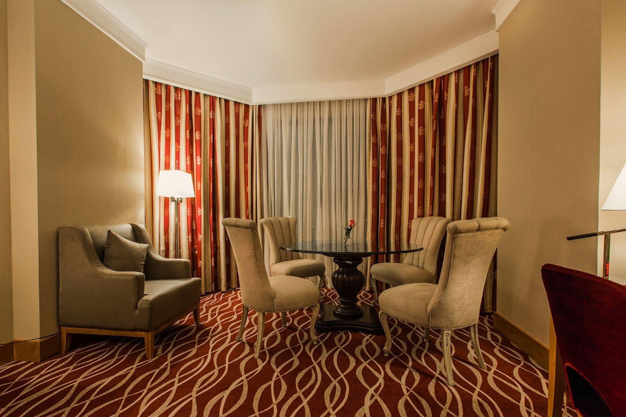 Ramada Plaza Astana Hotel Bagian luar foto